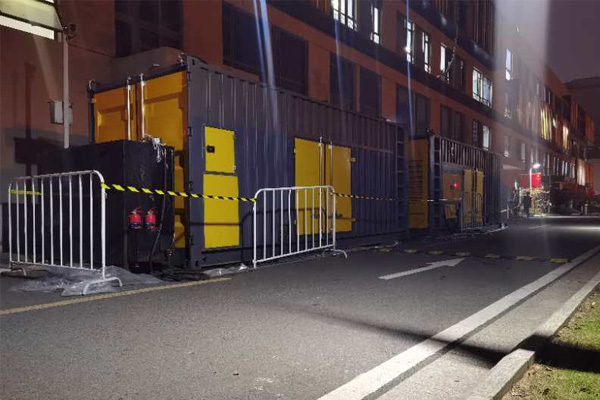 云龙柴油发电机组的输出电压是如何调节的？