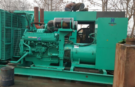 云龙发电机组如何判断水冷式机油散热器内部是否需要清洗？